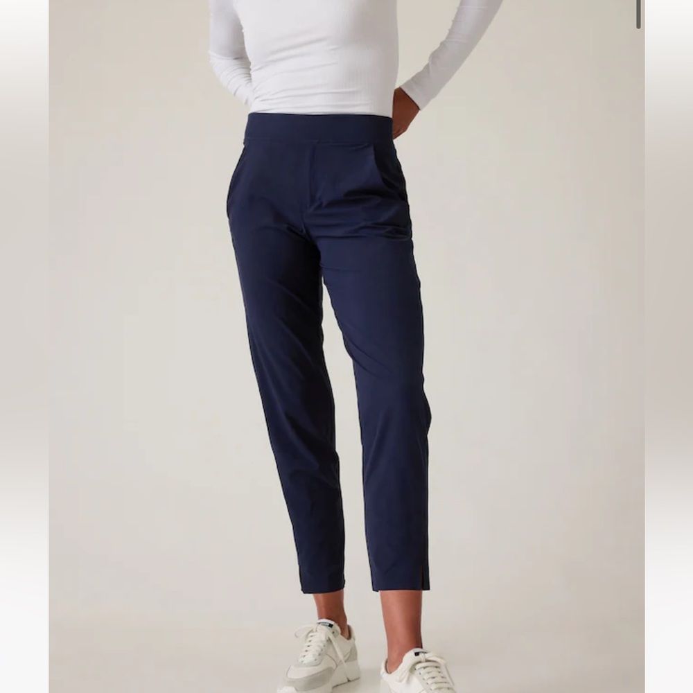 Athleta Brooklyn Ankle Pant in Navy Size 8 Casual Wrinkle Resistant Stretch